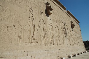 ハトホル神殿外壁のクレオパトラ7世のレリーフ／デンデラ