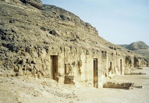 崖に築かれた岩窟墳墓群／ベニ・ハッサン