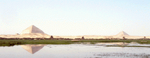 湿地からのダハシュール遺跡の眺め