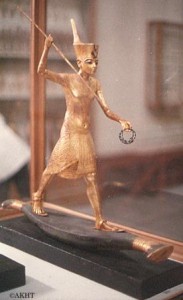 パピルス船に乗るツタンカーメン王像