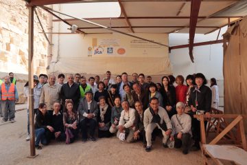 太陽の船発掘現場を訪れたトラベル・スタディ参加者の皆さん